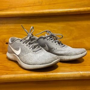 NIKE Flex Contact Lightweight Running Shoes in Grey/White - Size 7.5
